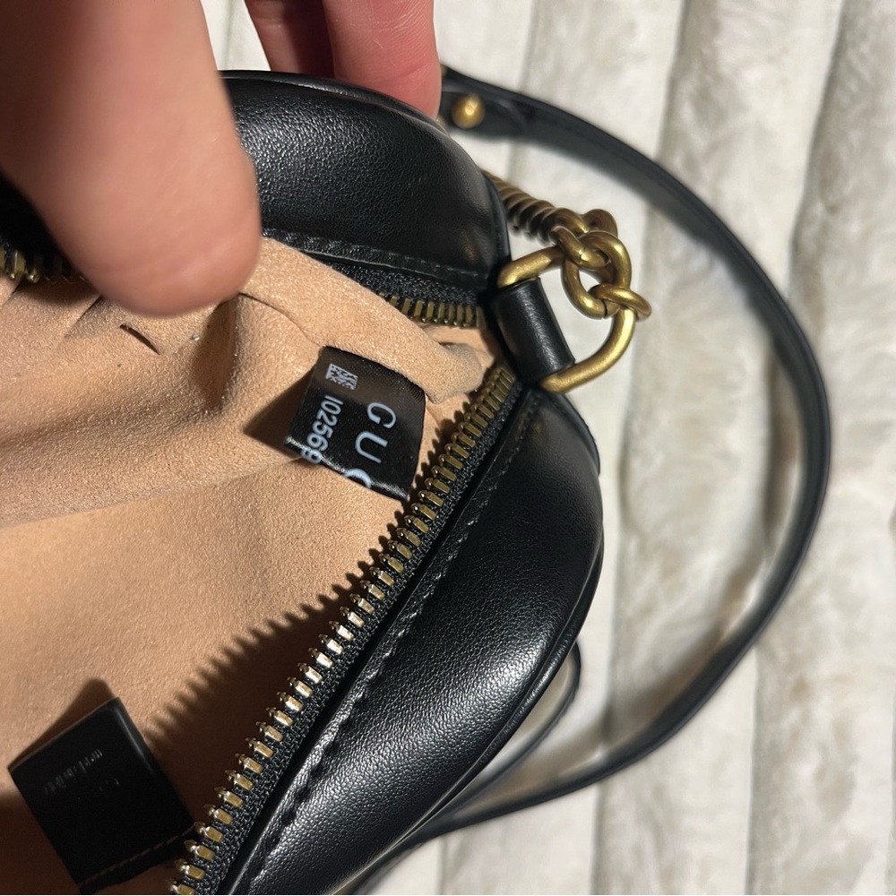 Gucci Black Chevron Crossbody Bag with Gold Details - Picture 4 of 10